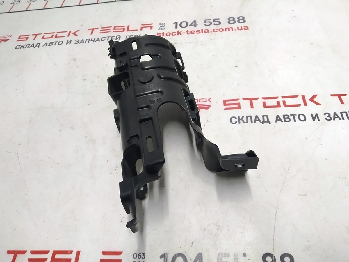 1 Кронштейн облицовки верхний стойки B задней левой двери Tesla Model X 1055048