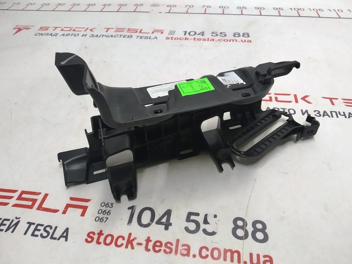 1 Кронштейн облицовки верхний стойки B задней левой двери Tesla Model X 1055048