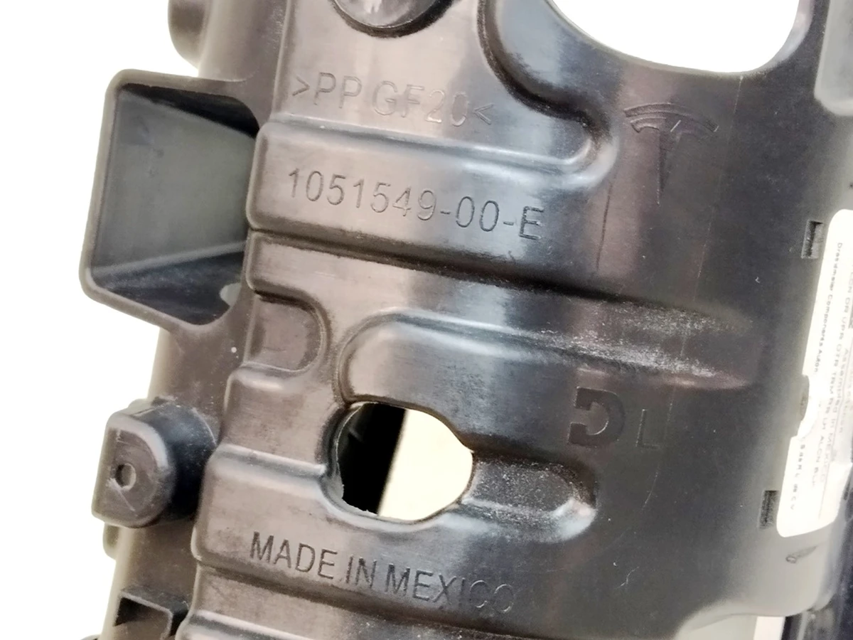 4 Кронштейн облицювання верхньої стійки C задніх лівих дверей в зборі Tesla Model X 1055050