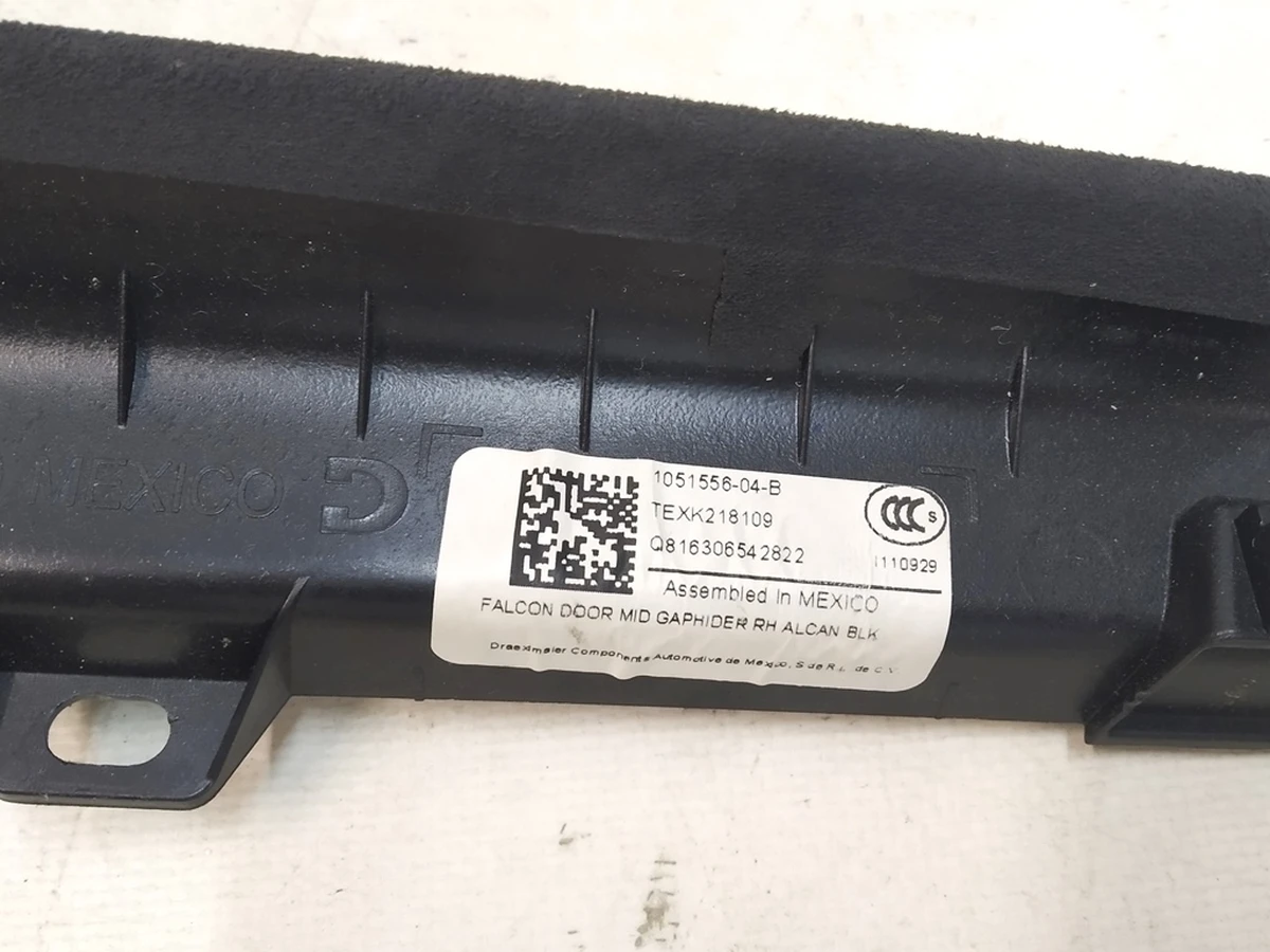 5 Облицювання міжсекційне дверей задніх правих ALCAN BLK Tesla Model X 1051556-04-C