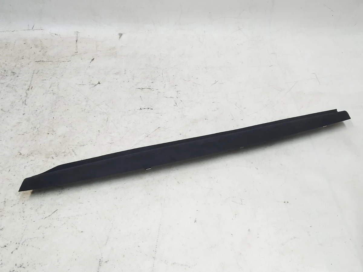 5 Облицювання міжсекційне дверей задніх правих ALCAN BLK Tesla Model X 1051556-04-C