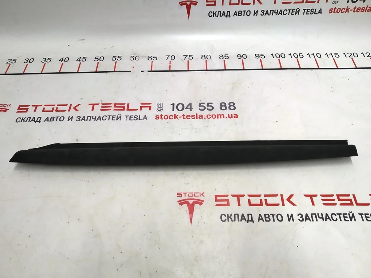 5 Облицовка межсекционная двери задней правой ULTRASUEDE BLK Tesla model X 1051556-06-C