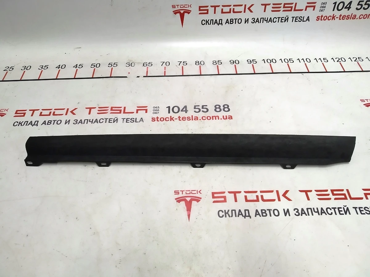 5 Облицовка межсекционная двери задней правой ULTRASUEDE BLK Tesla model X 1051556-06-C