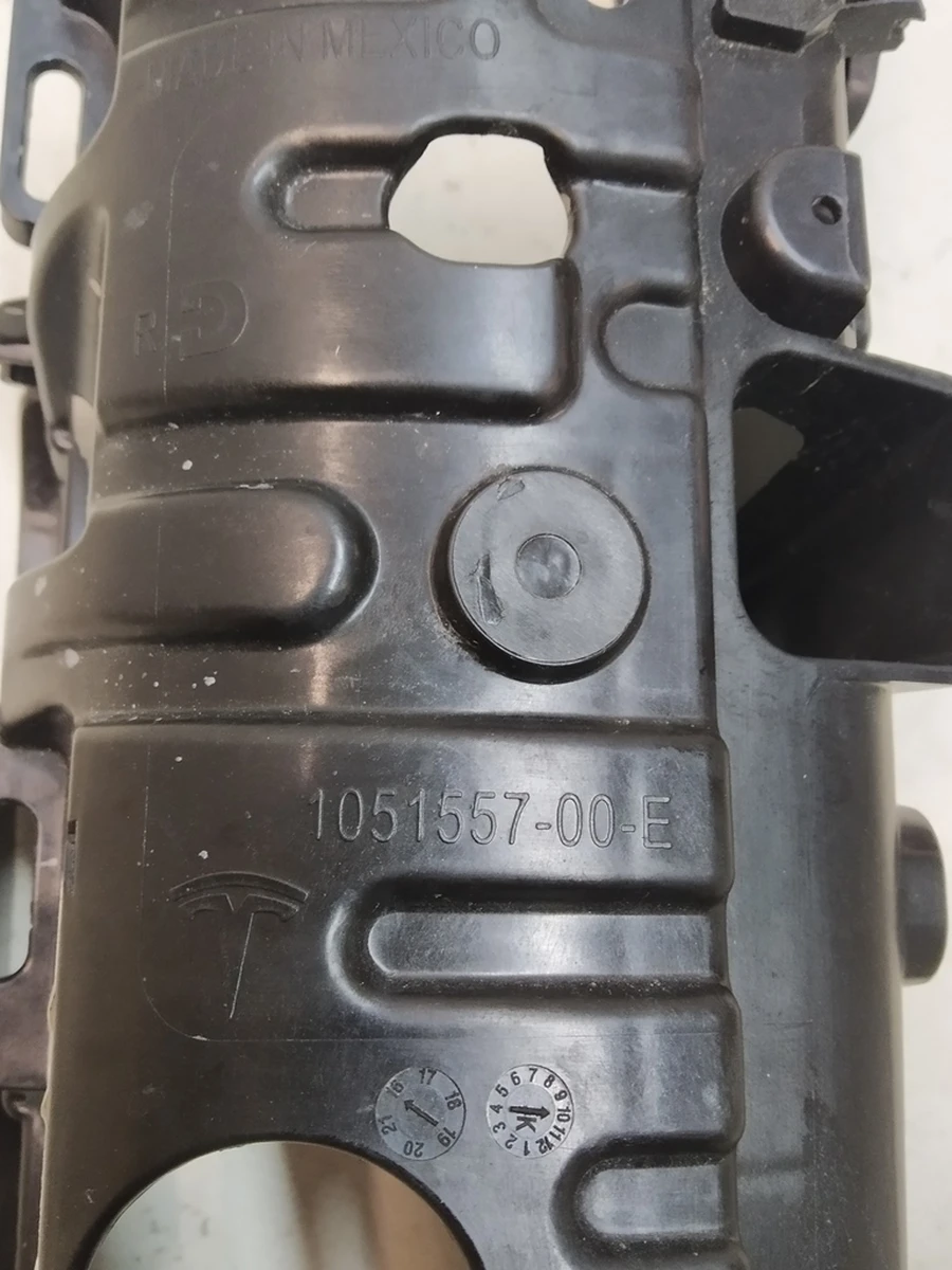 1 Кронштейн облицювання верхньої стійки B задніх правих дверей в зборі Tesla Model X 1055010