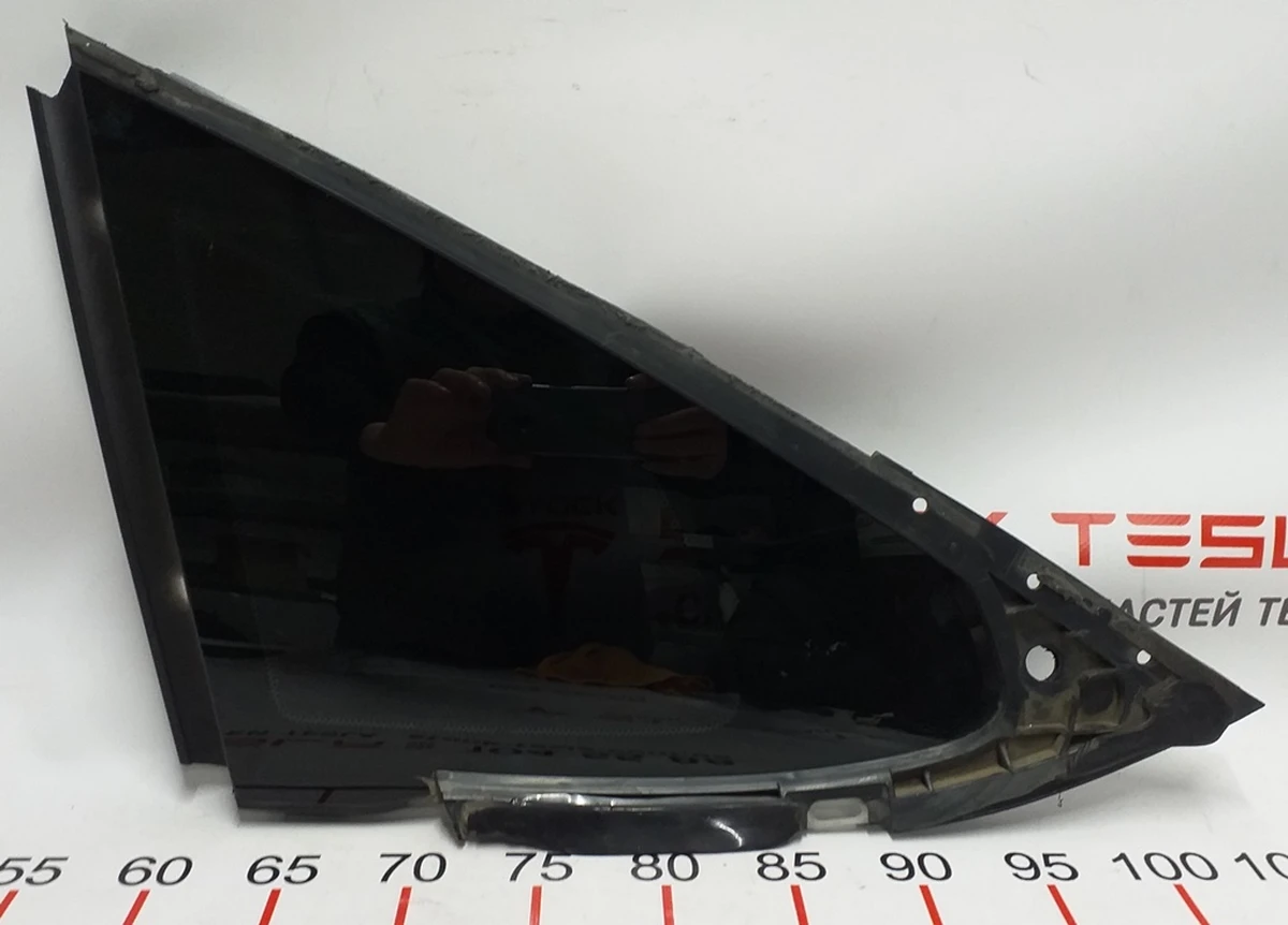 20 Скло крила заднього лівого (кватирка) Tesla model S, model REST 1051820