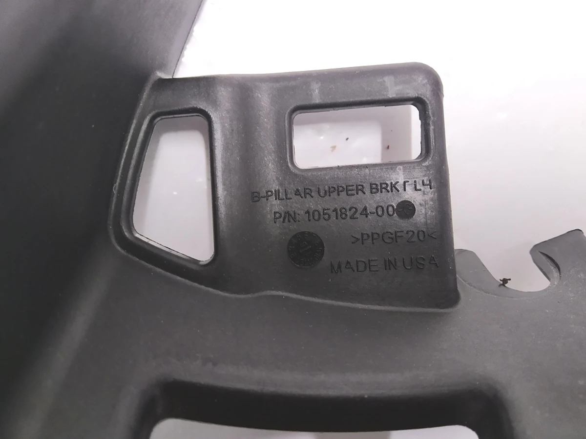 6 Кронштейн облицовки стойки B верхний левый Tesla model X 1056079-00-E