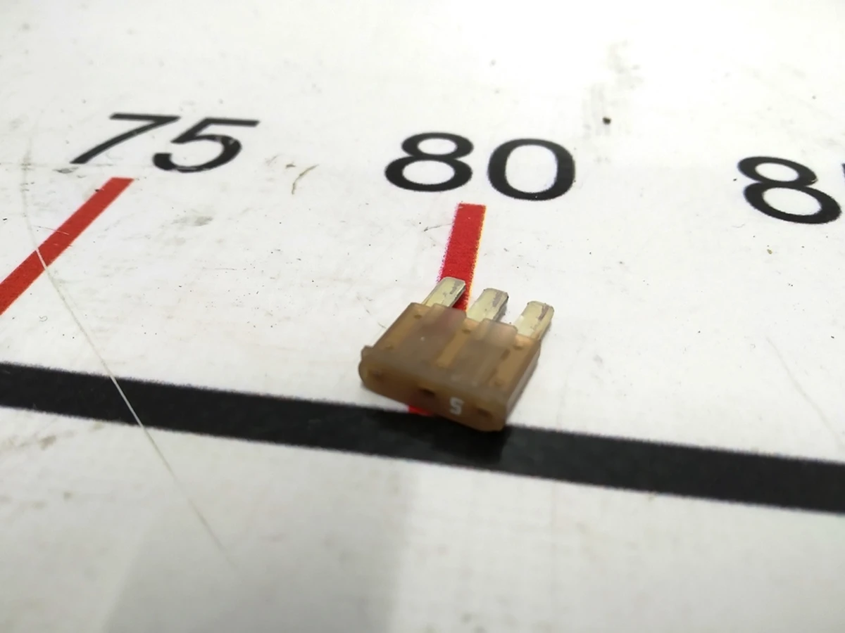 1 Запобіжник MICRO3 5A Tesla model S REST 1052264-05-A