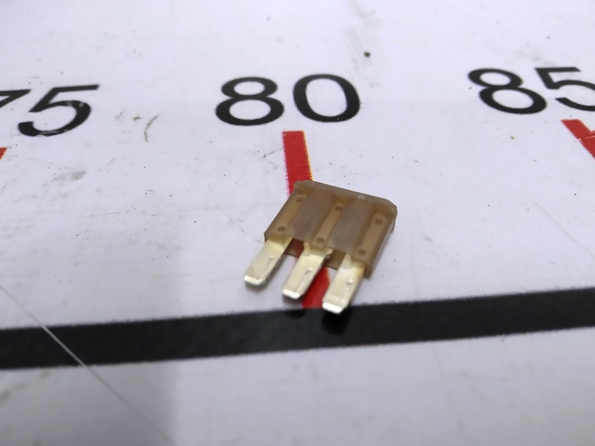 1 Запобіжник MICRO3 5A Tesla model S REST 1052264-05-A