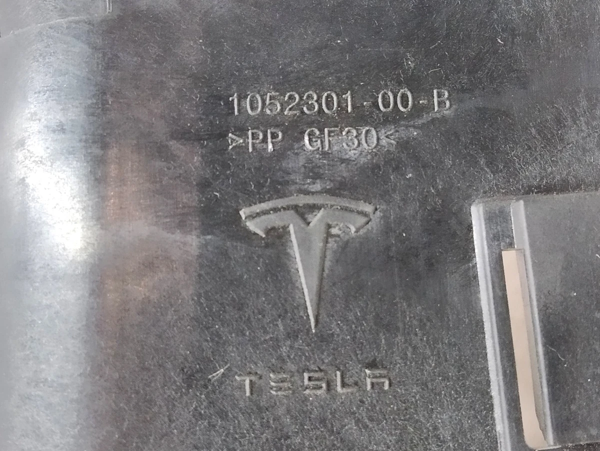 25 Кронштейн крепления блока предохранителей с повреждением Tesla model S REST 1052301-00-B