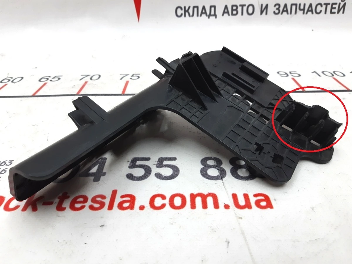 25 Кронштейн крепления блока предохранителей с повреждением Tesla model S REST 1052301-00-B