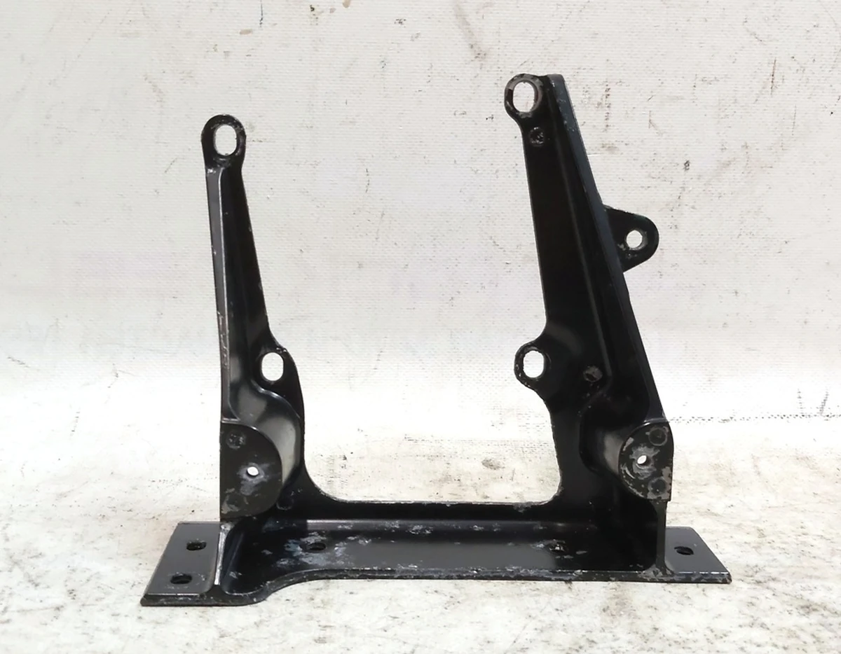 16 Кронштейн крепления стойки В левый Tesla model X 1052517-00-J