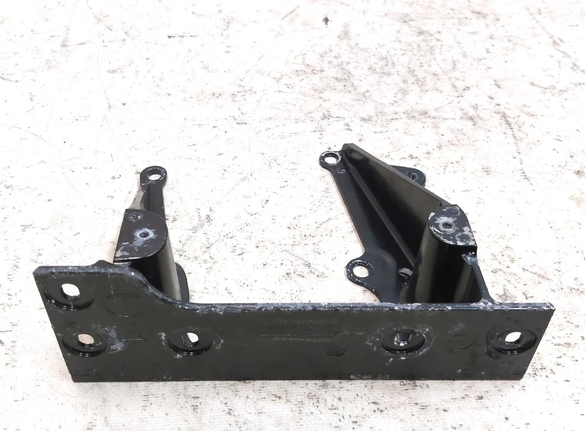 16 Кронштейн крепления стойки В левый Tesla model X 1052517-00-J