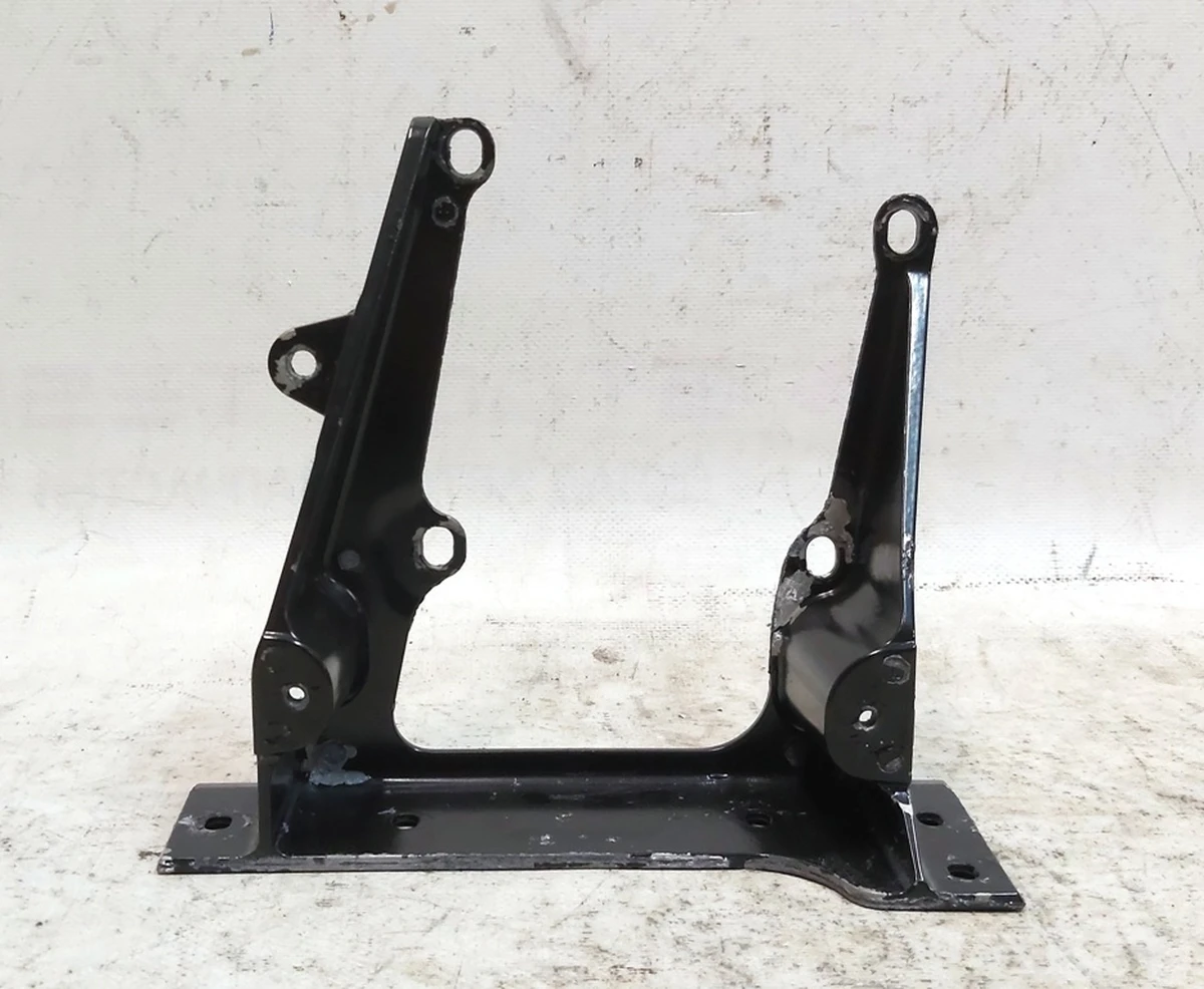 17 Кронштейн крепления стойки В правый Tesla model X 1052518-00-H