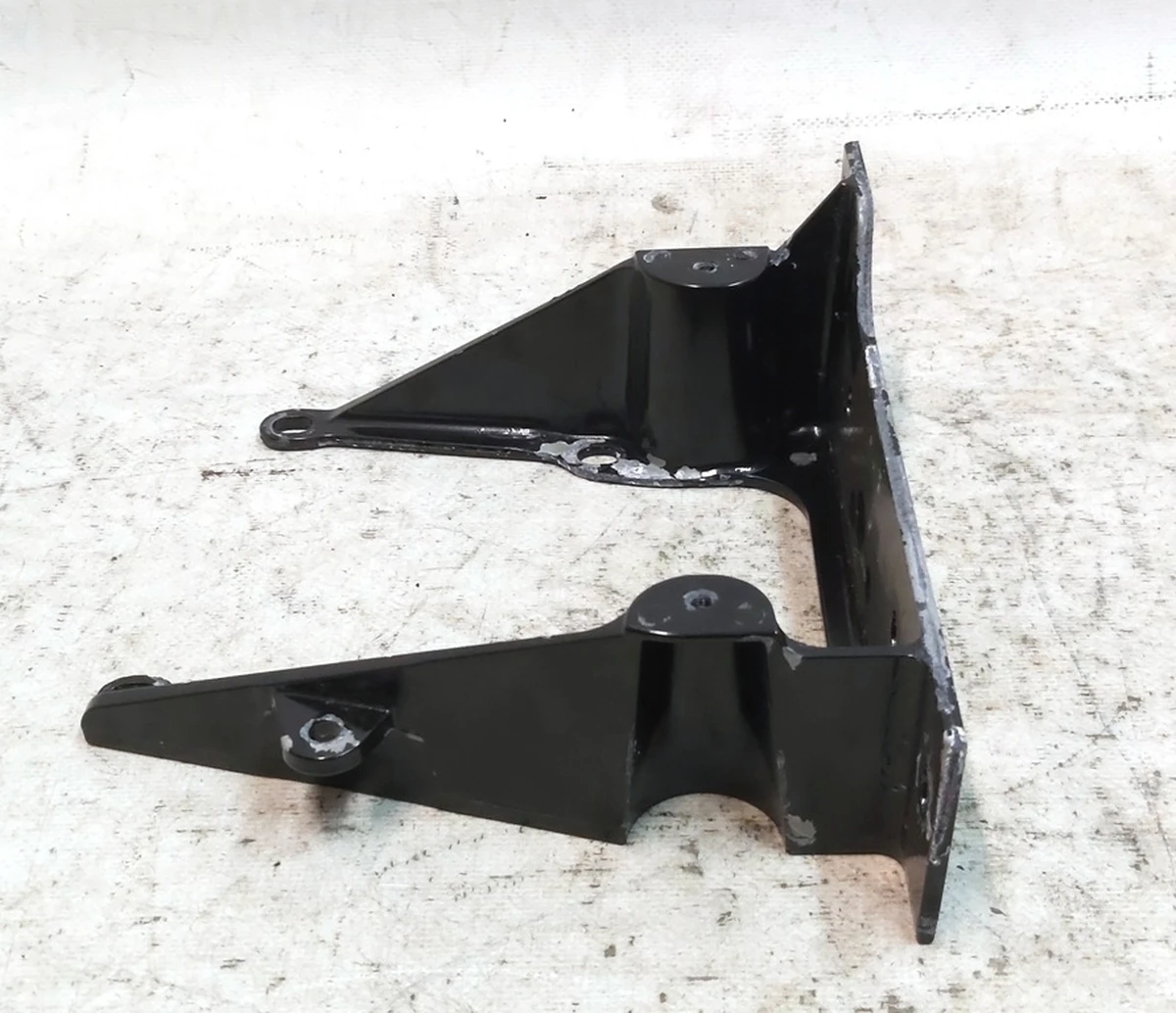 17 Кронштейн крепления стойки В правый Tesla model X 1052518-00-H