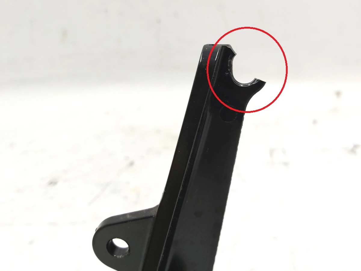 16 Кронштейн кріплення стійки В правий з пошкодженням Tesla model X 1052518-00-H