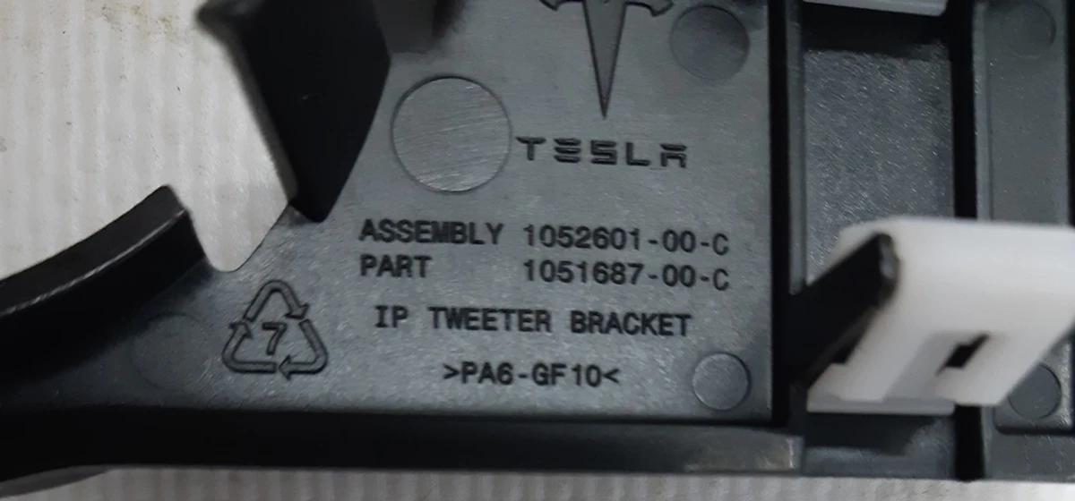 10 Кронштейн крепления динамика высокочастотного 30 мм Tesla  Model S REST, Model X 1003326