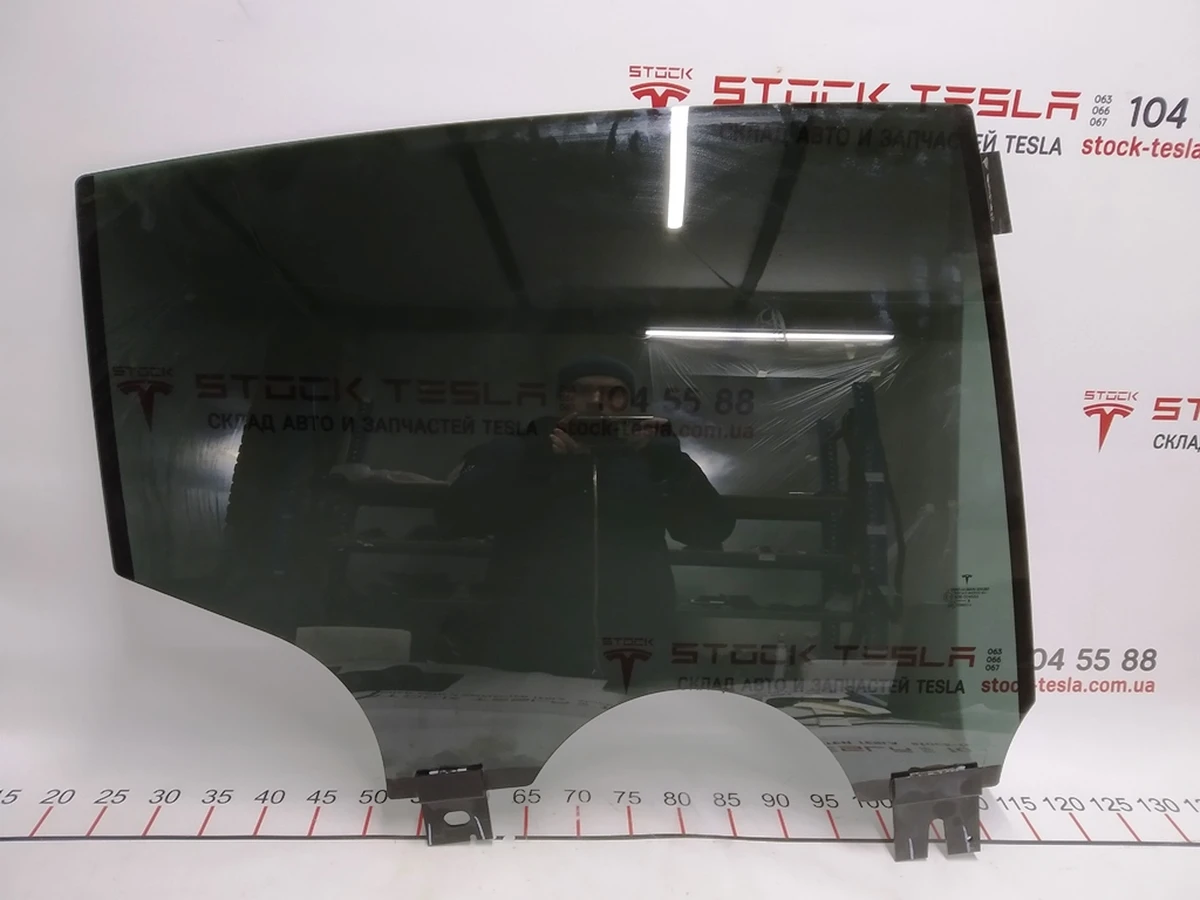 6 Стекло двери задней правой Tesla model X 1052716-00-D