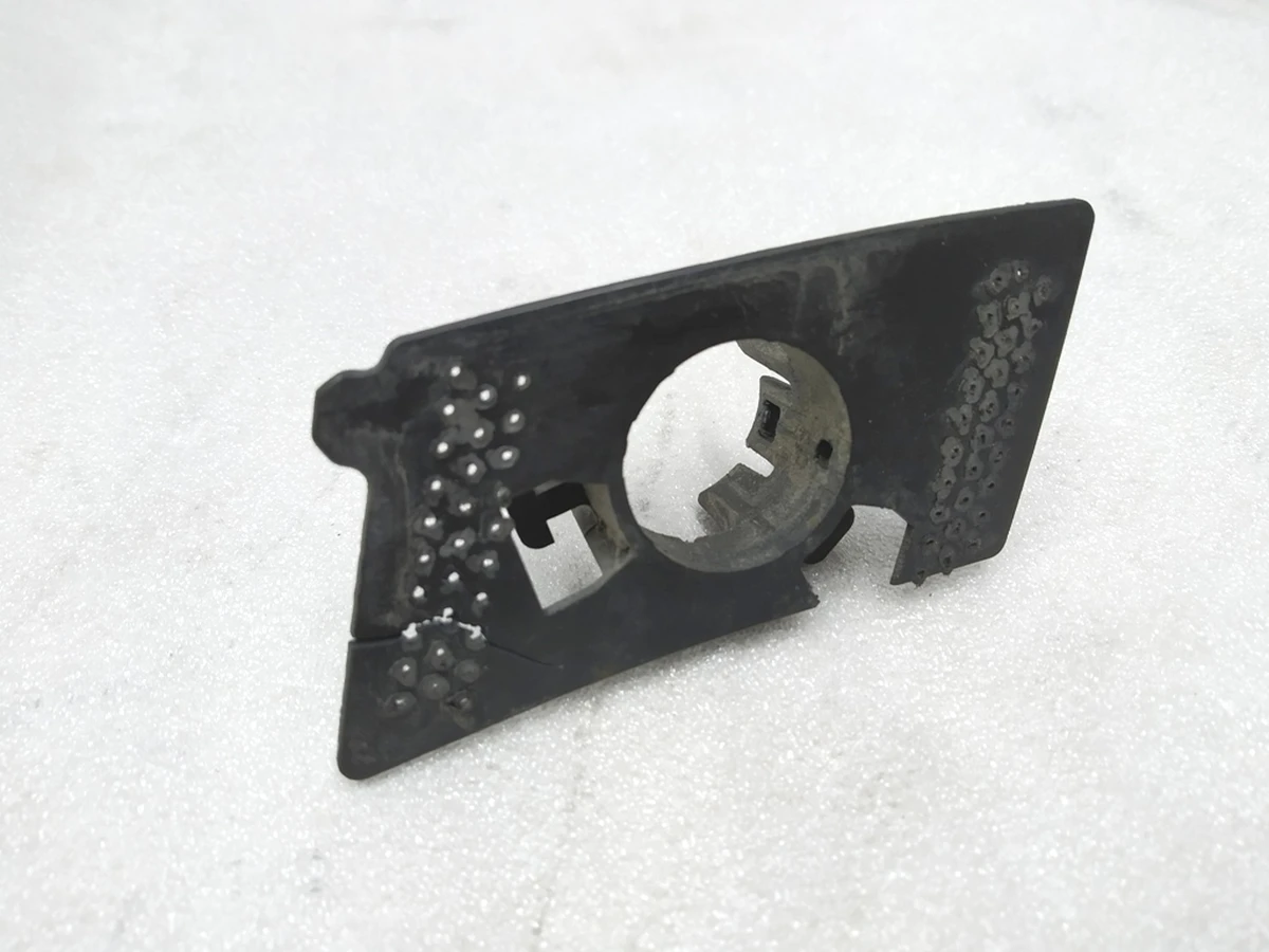 4 Кронштейн крепления парктроника S6 Tesla model S 1048521-00-D