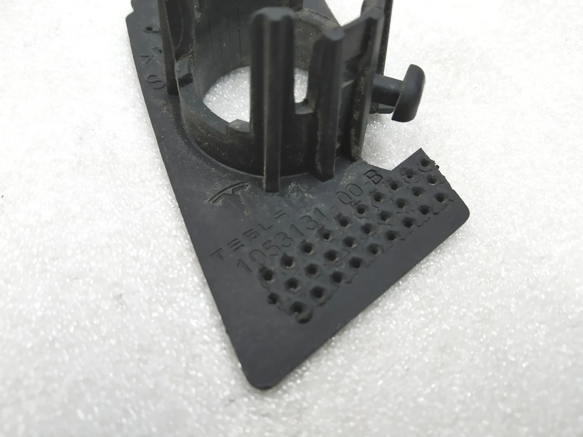 4 Кронштейн крепления парктроника S6 Tesla model S 1048521-00-D