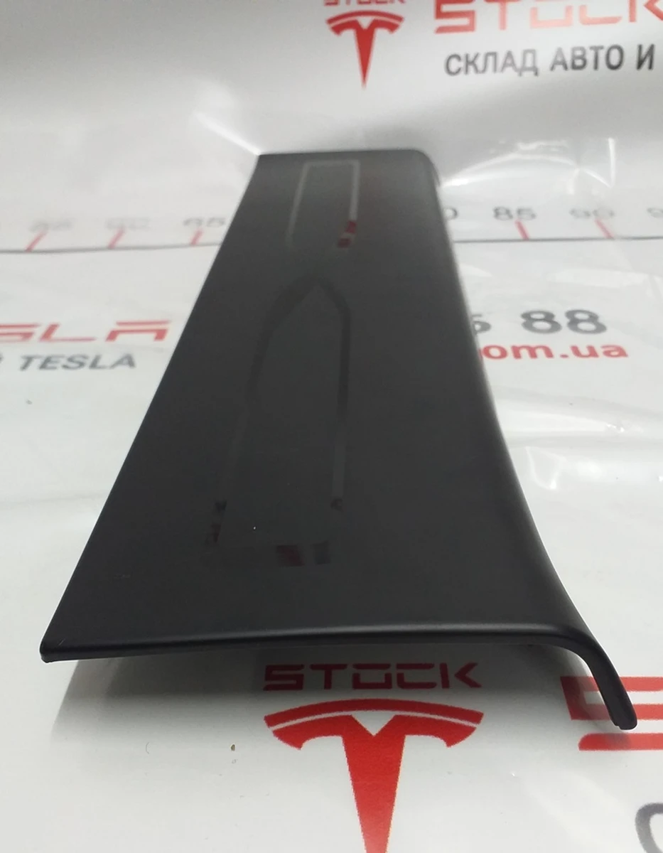 17 ASY, LH WELCOME PLATE, MX Tesla model X 1053189-00-F