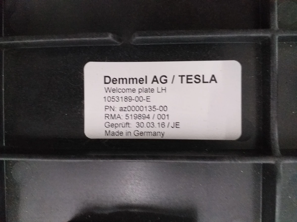 Накладка порога ліва задніх дверей (метал) Tesla model X 1053189-00-F