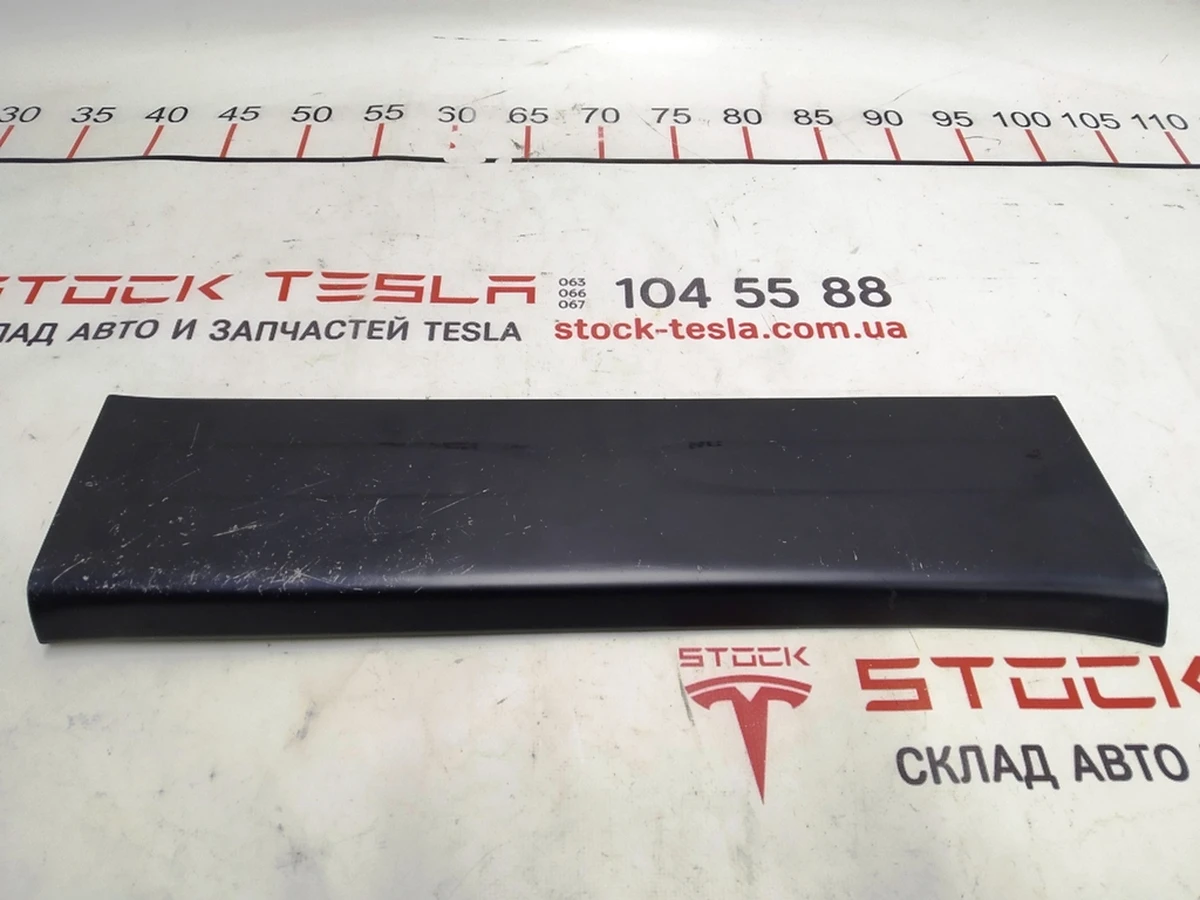 17 Облицовка дверного проема заднего правого нижняя композитная Tesla model X 1053195-00-F