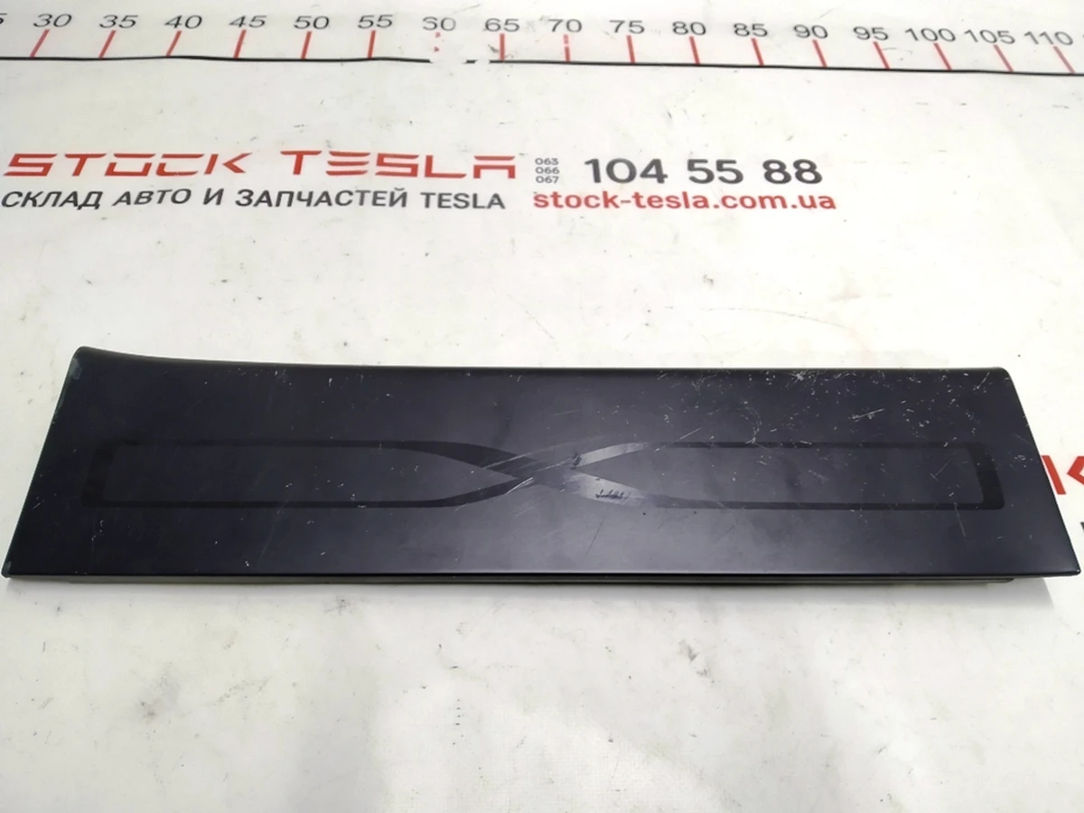 17 Облицовка дверного проема заднего правого нижняя композитная Tesla model X 1053195-00-F