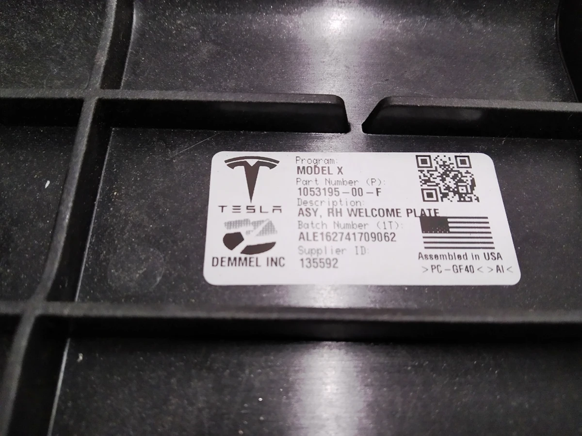 17 Накладка порога права задніх дверей (метал) Tesla model X 1053195-00-F