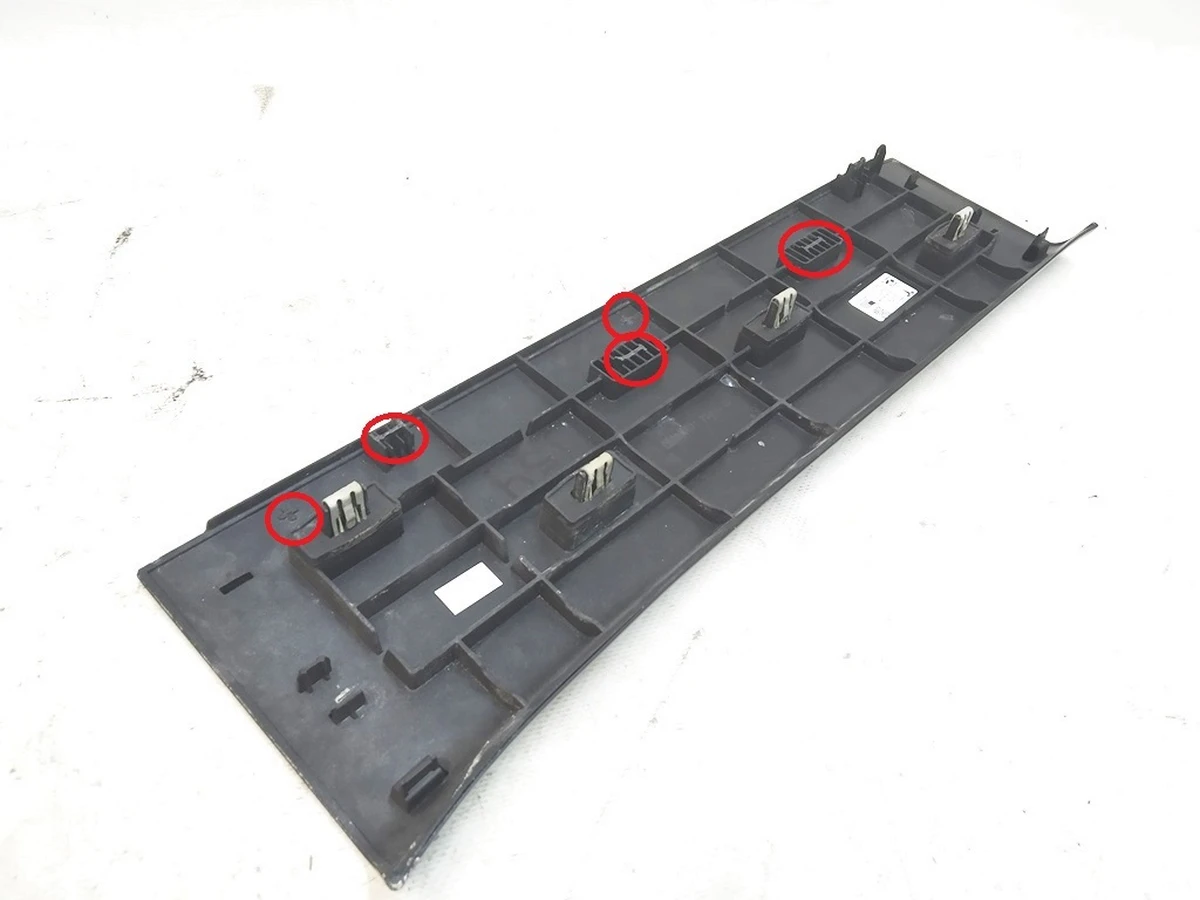 17 Накладка порога права задніх дверей (метал) з пошкодженням Tesla model X 1053195-00-F