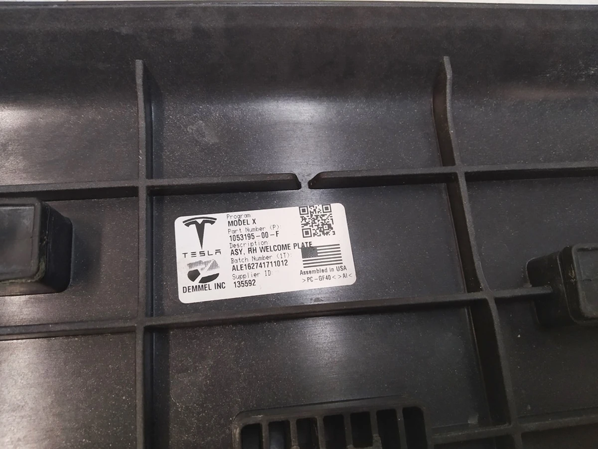 17 Накладка порога права задніх дверей (метал) з пошкодженням Tesla model X 1053195-00-F