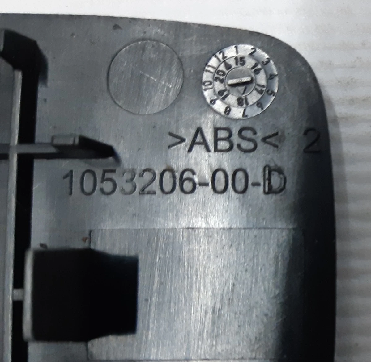 2 Emergency latch cover MX Tesla Model X 1053206-00-D