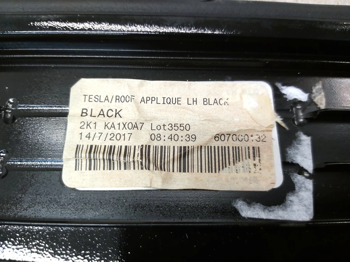 2 PAINTED SIDE APPLIQUE LH KIT, SERVICE without plugs Tesla model S REST 1053618-S0-B