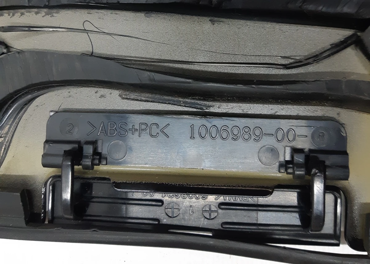 3 Панель зовнішня декоративна покрівля права в зборі Tesla model S 1053619-S0-B