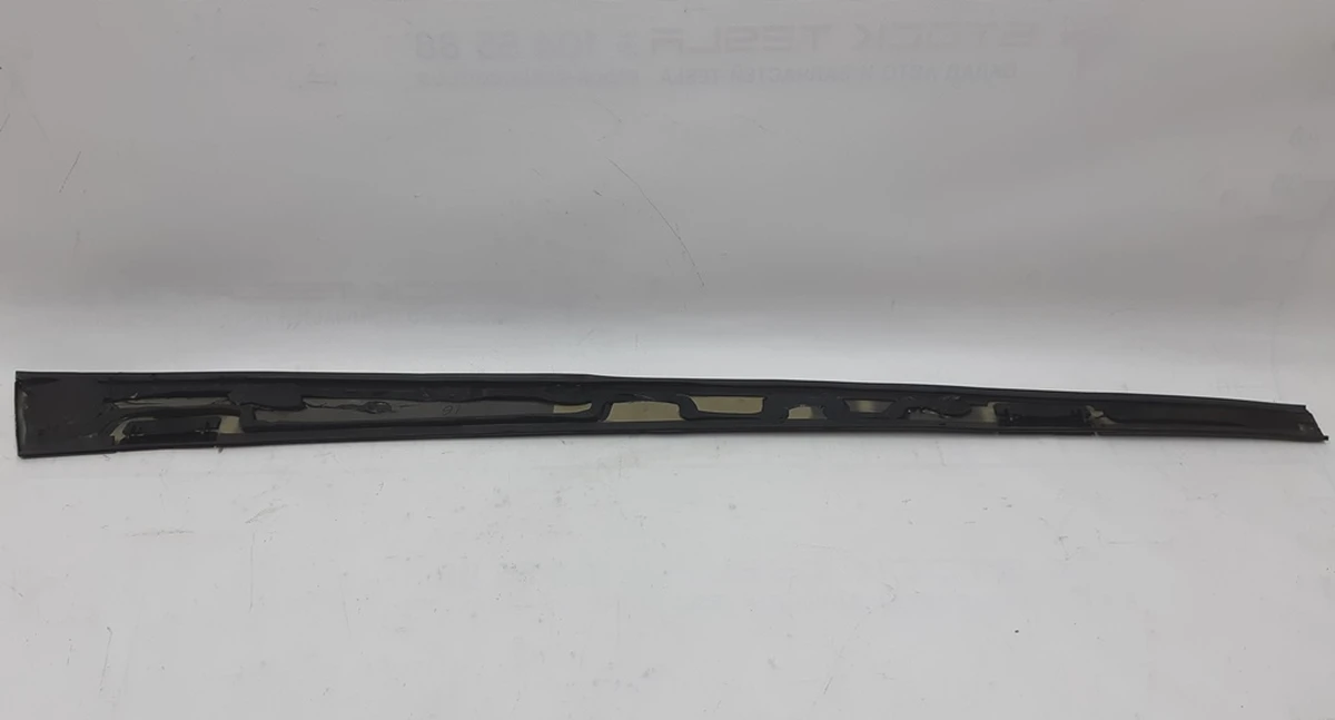 3 Панель зовнішня декоративна покрівля права в зборі Tesla model S 1053619-S0-B