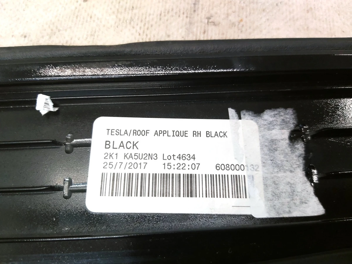 3 Панель зовнішня декоративна покрівля права Tesla model S REST 1053619-S0-B