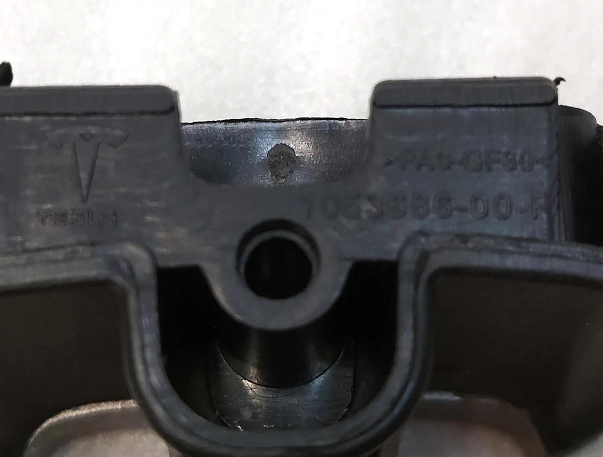 2 T-BADGE, FR FASCIA BLACK Tesla Model S REST 1056386-00-F