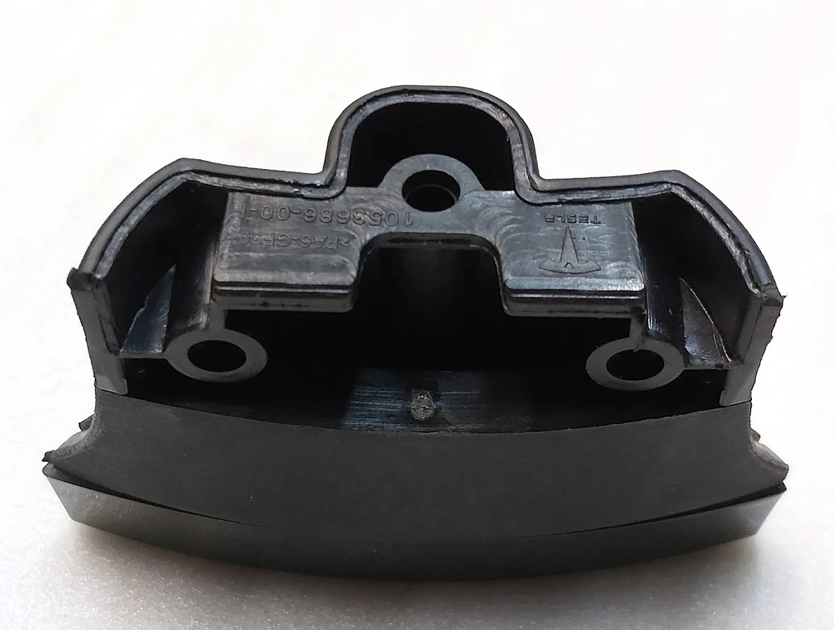 2 T-BADGE, FR FASCIA BLACK Tesla Model S REST 1056386-00-F