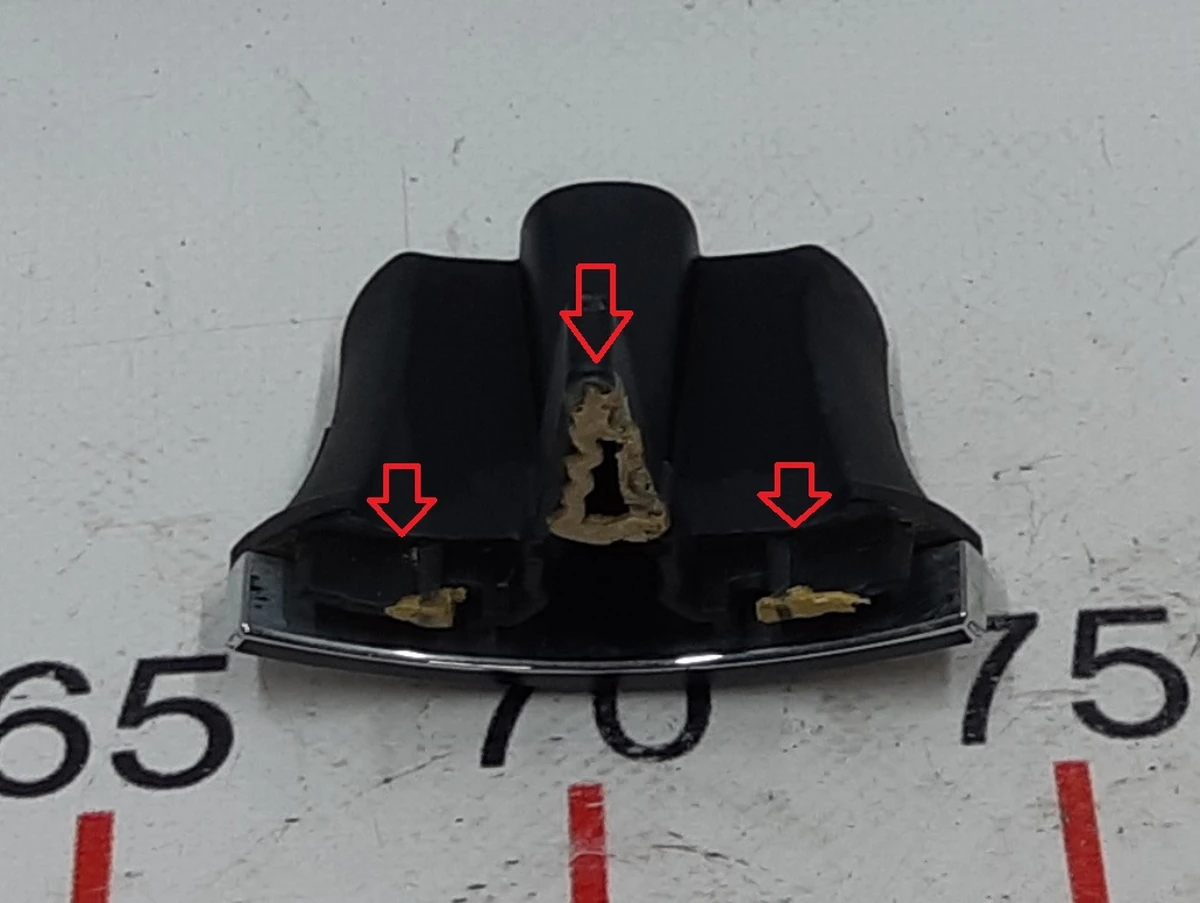 2 Знак "Т" переднього бампера з пошкодженням Tesla model S REST 1056386-00-F