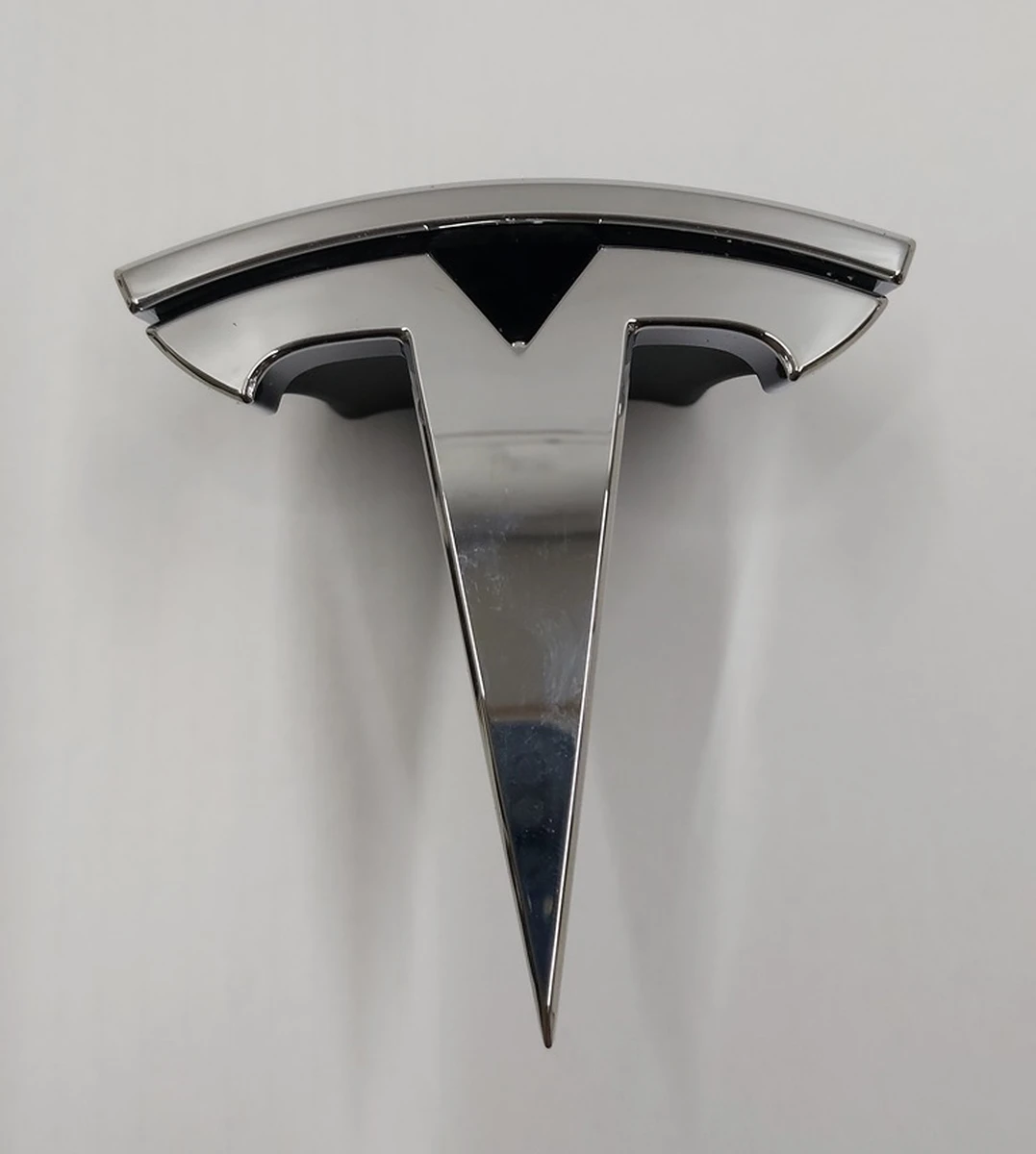 2 Знак "Т" переднього бампера NEW Tesla model S REST 1056386-00-F