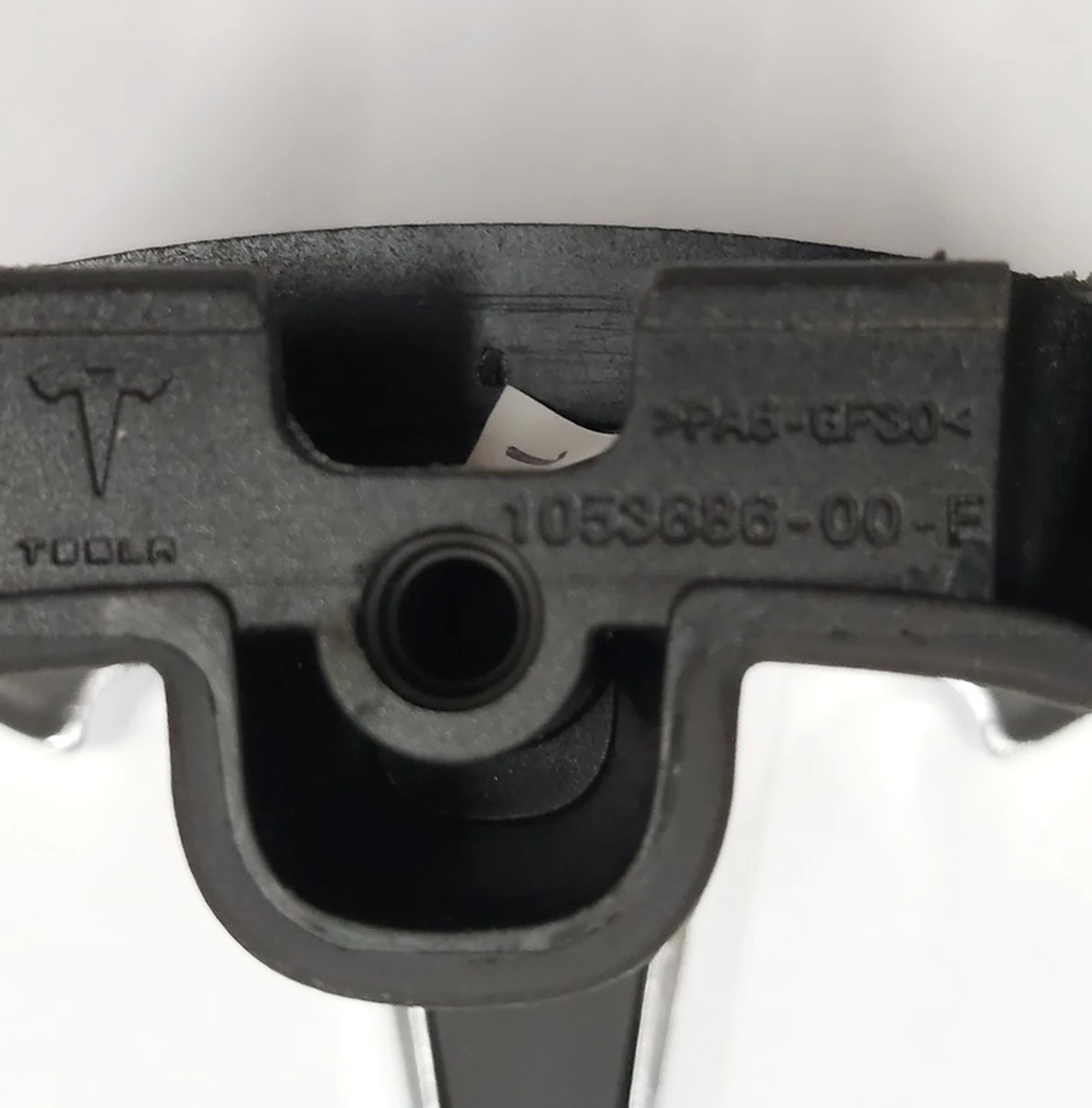 2 Знак "Т" переднього бампера NEW Tesla model S REST 1056386-00-F