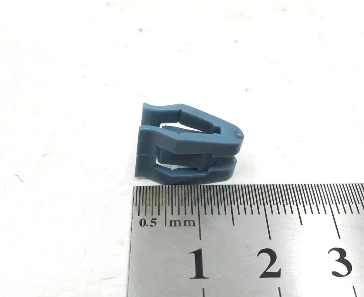 Кліпса кріплення молдингу кузова бокового Tesla model S REST 1053758-00-A