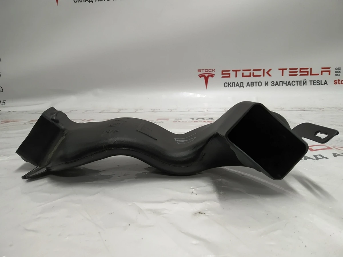 10 Повітропровід системи вентиляції стійки B лівий Tesla Model X 1053897-00-B