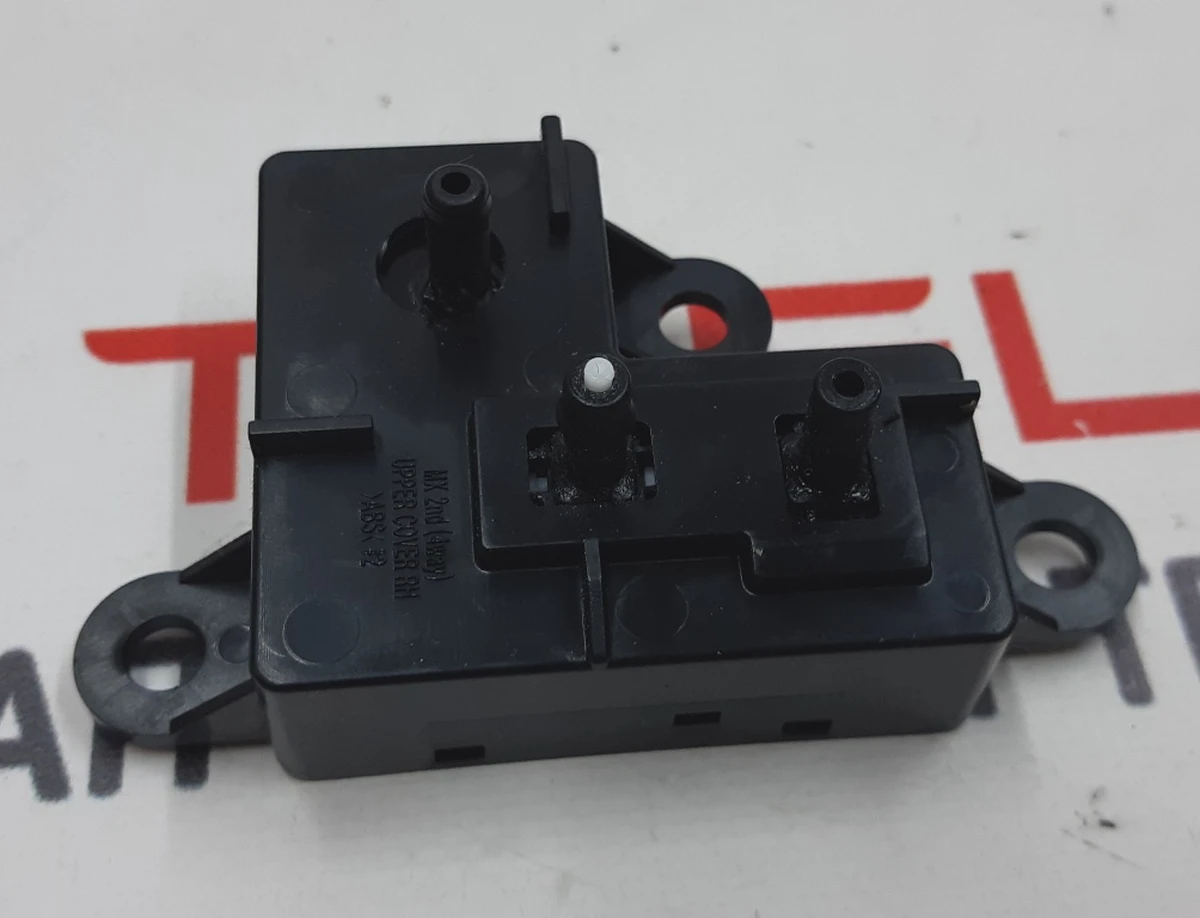 2 Блок регулировки положения сиденья 2-го ряда правого Tesla model X 1054309-00-C