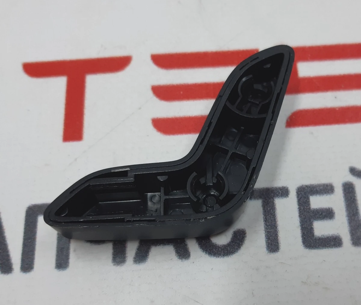 3 2ND ROW RH BTN CAP Tesla model X 1054312-00-B