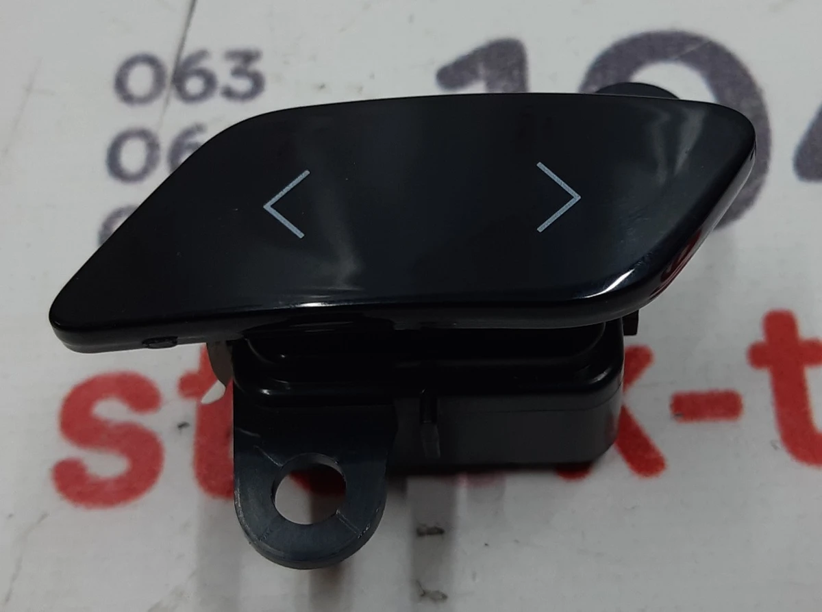 3 Кнопка легкого входу 2-го 3-го ряду ліва глянцева Tesla Model X 1054313-00-B