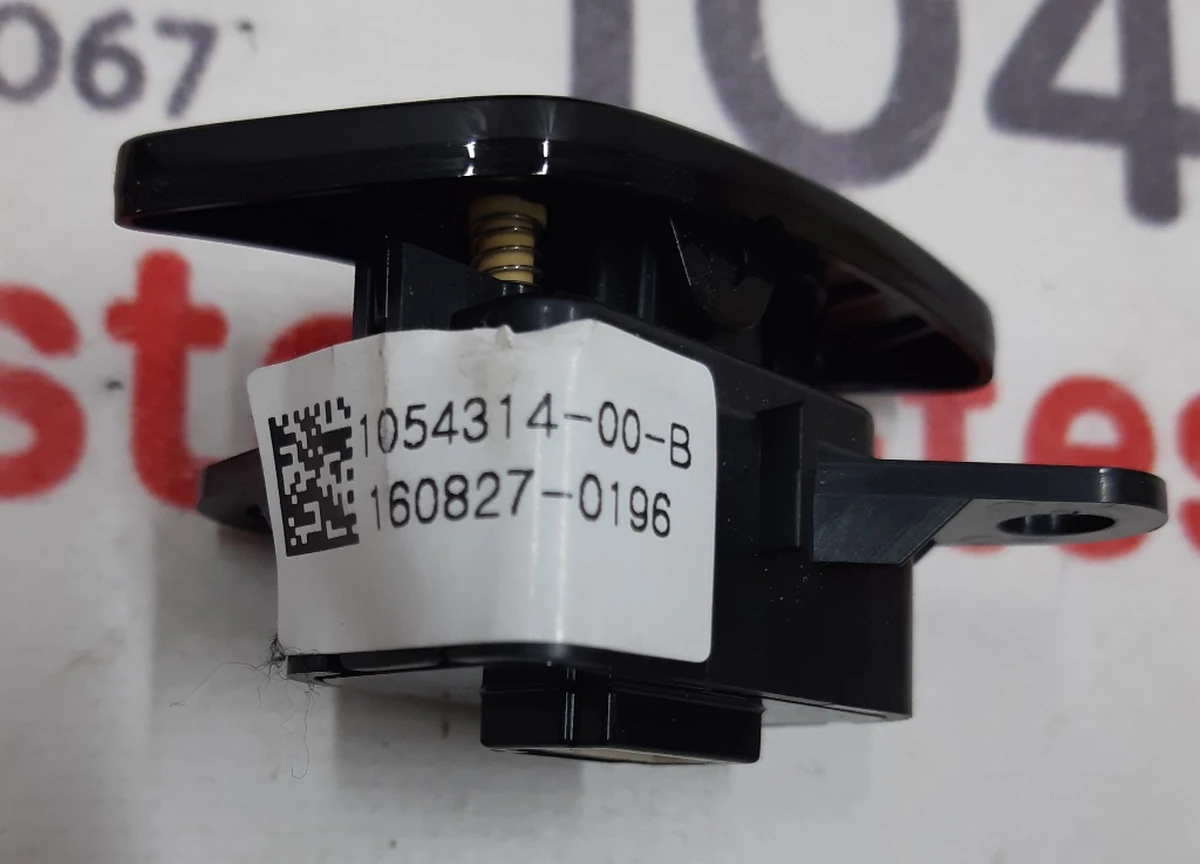 12 Кнопка легкого входу 2-го 3-го ряду права глянцева Tesla model X 1054314-00-B