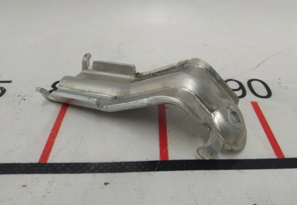 35 Кронштейн насоса системы охлаждения Tesla model X 1054528-00-C