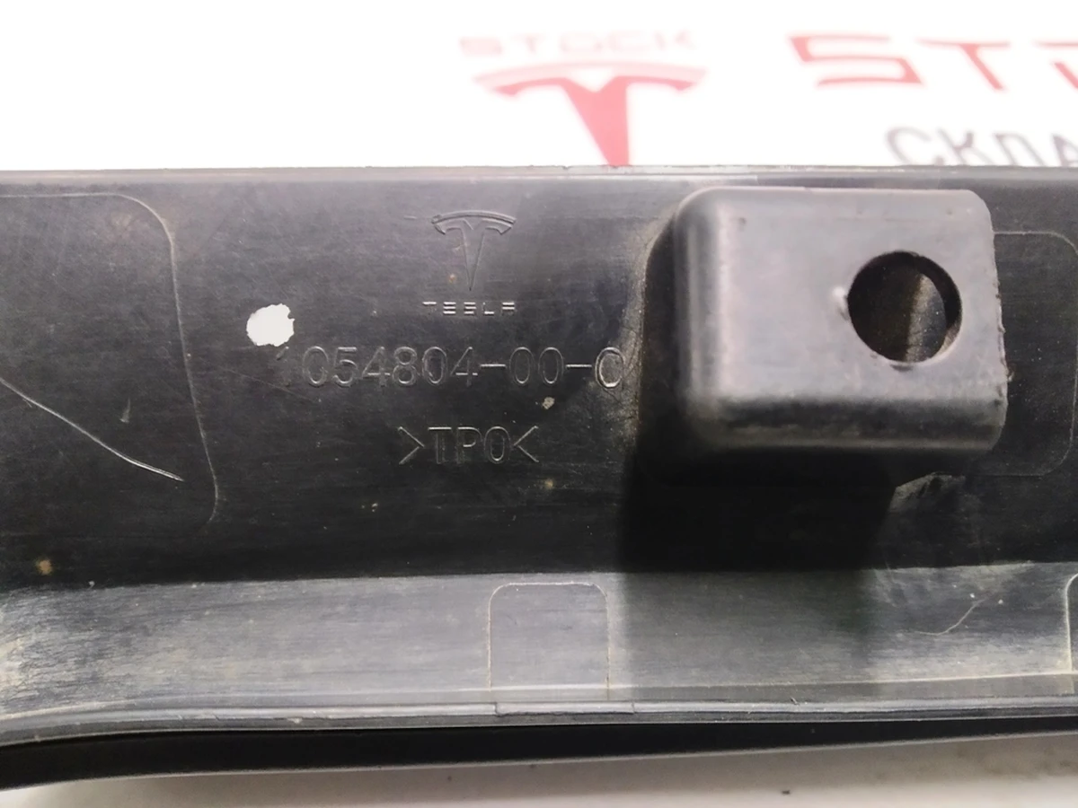 28 Обтекатель колеса переднего правого (брызговик) Tesla model X 1054804-00-D