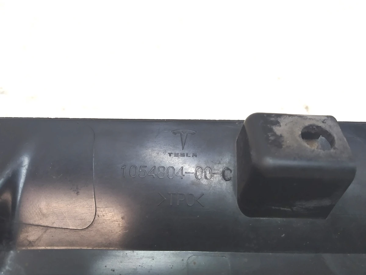 Front Right Wheel Fairing (Mudguard) damaged Tesla Model X 1054804-00-D