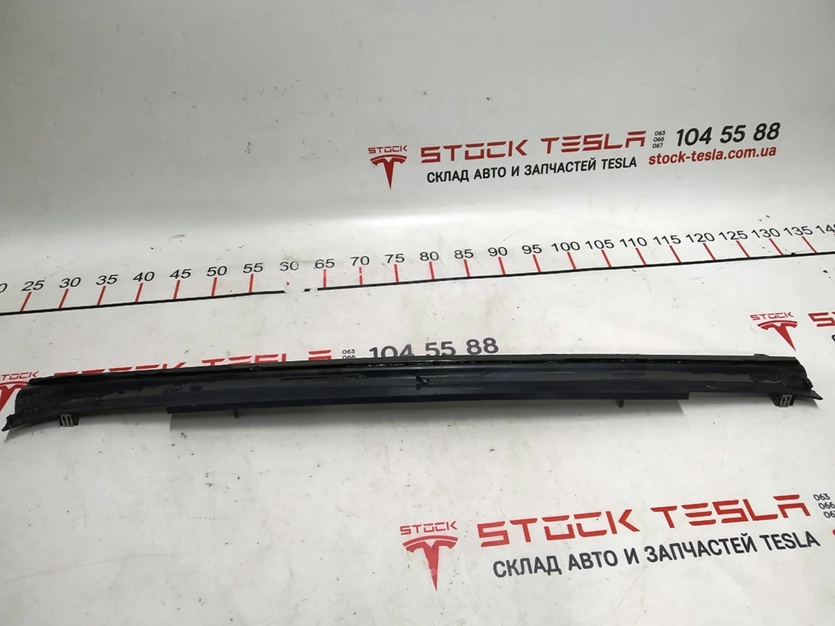 21 ASY CARRIER MX CENTER SPINE APPLIQUE, RH Tesla model X 1054830-99-F